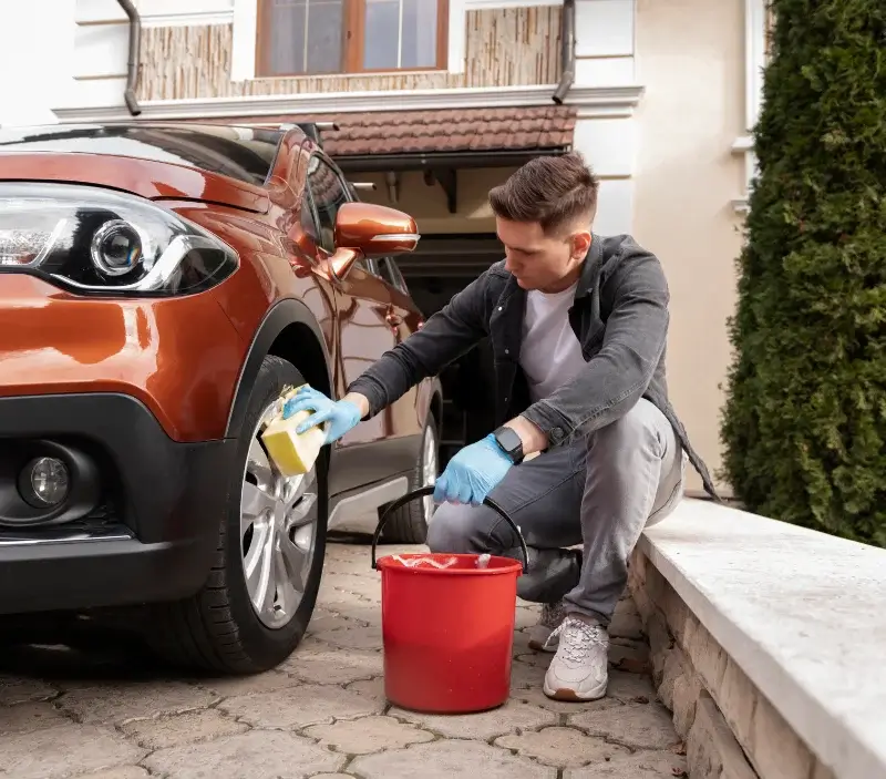 Lavage auto à domicile Saint-Georges-sur-Eure : professionnel intervenant sur un véhicule